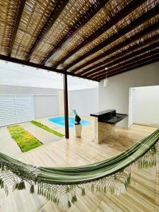 a hammock in the middle of a room with a piano at Casa da Gi em Piranhas in Piranhas