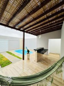 a hammock in a living room with a pool at Casa da Gi em Piranhas in Piranhas