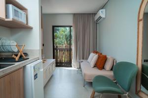 a living room with a couch and a table at Be caju flats in Barra Grande