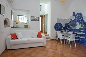 een woonkamer met een bank en een tafel bij Starhost - CASA BETTINA in Vietri
