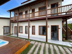 a house with a deck and a pool at Vista do Luar Corumbau in Prado