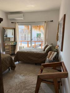 a bedroom with two beds and a view of a balcony at Green Tree El Paredon in El Paredón Buena Vista