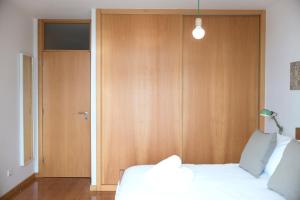 ポルトにあるBelomonte River View Apartmentsの木製の壁のベッドルーム1室(ベッド1台付)