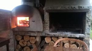 un horno de piedra con un fuego dentro de él en Lodges de montaña en Sierra de la Ventana