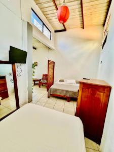 a bedroom with a bed and a tv in a room at PROMOCIOn VILLA PRIVADA SPRING in Puerto Ayora