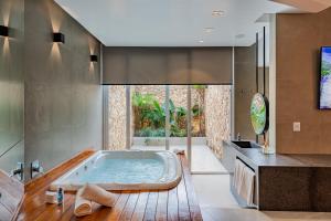 a large bathroom with a tub in the middle at Monn Cherry Motel in Lajeado