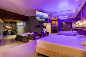 a bedroom with a bed and a tub and a tv at Monn Cherry Motel in Lajeado