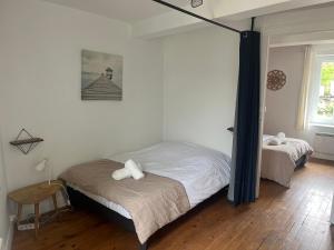 a bedroom with two twin beds and a window at les Renardeaux maison cosy idéal PRO CNPE PIPA et Familles in Ambutrix