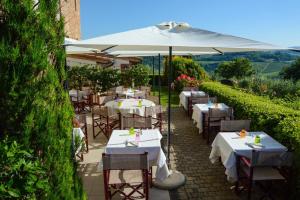 Ein Restaurant oder anderes Speiselokal in der Unterkunft Castello di Fulignano 