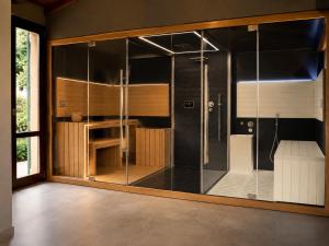 eine Glasdusche in einem Badezimmer mit einem Tisch in der Unterkunft La Quercetta in Foligno