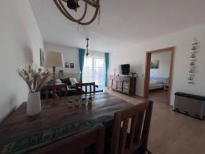 a living room with a dining table and a living room at Lachmoewe in Orth