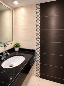 a bathroom with a sink and a mirror at Hotel Avenida in Zacatlán