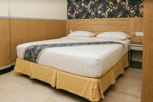 a large bed in a small room with at Golden Gate Hotel in Bagam