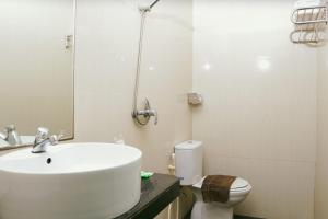 a bathroom with a sink and a toilet at Golden Gate Hotel in Bagam +8 photos