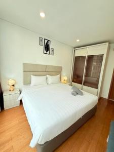 a bedroom with a large bed with white sheets at vortex luxury APATMENT BY FRINDSHIP in Kuala Lumpur
