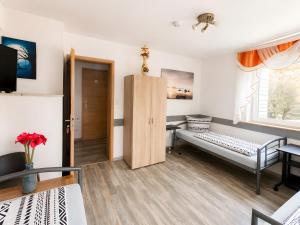 a room with a bed and a window at Ferienwohnung Gartenblick in Laupheim