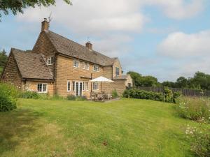 an old brick house with a large yard at Ivet Lowe in Matlock