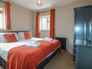 a bedroom with a bed with towels on it at Ivet Lowe in Matlock