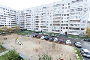 チュメニにある72 Arenda Apartment Stavropolskaya 1 bld 2の大きな建物前の駐車場内の遊び場