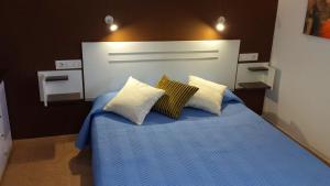 A bed or beds in a room at Residential Majada Apartments