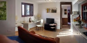 A television and/or entertainment centre at Residential Majada Apartments