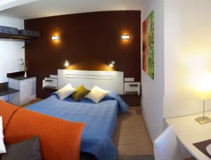 A bed or beds in a room at Residential Majada Apartments