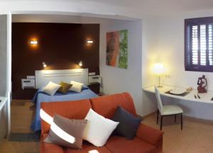 A bed or beds in a room at Residential Majada Apartments