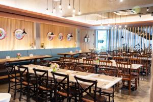 a dining room filled with tables and chairs at Koon Hotel Sukhumvit in Bangna