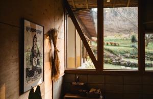 a room with two windows and a view of a field at toyoukenomori in Mitsugarasuchō +8 photos