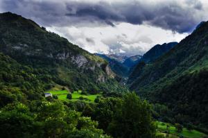 vistas a un valle con montañas y árboles en Auberge Toison d'Or, en Cette-Eygun