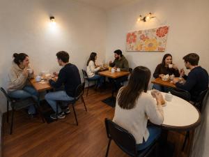 Eine Gruppe von Menschen sitzt an Tischen in einem Restaurant in der Unterkunft Budget Hotel Central in Osorno