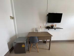 a small table and a television in a room at Collection O Ayothaya Hotel in Phra Nakhon Si Ayutthaya