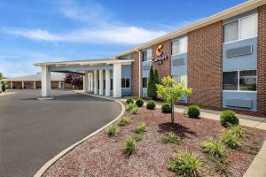 a building with a parking lot in front of it at Comfort Inn Mount Vernon Downtown in Mount Vernon