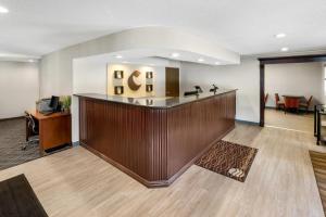 an office lobby with a desk and a reception counter at Comfort Inn Mount Vernon Downtown in Mount Vernon +35 photos
