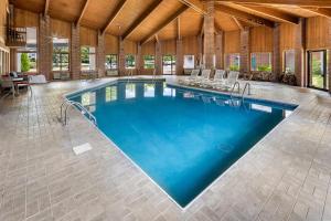 a large swimming pool in a large room with a large at Comfort Inn Mount Vernon Downtown in Mount Vernon
