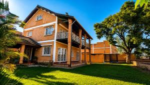 a large brick building with a yard in front of it at Villa de standing à Ivato in Antananarivo