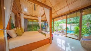 a bedroom with a bed in a house at Pattaya Bungalow III, Totally Private Pool in Pattaya South
