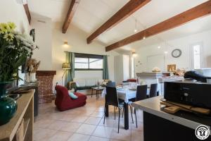 a kitchen and living room with a table and chairs at En sales in Saint-Jean-Lherm
