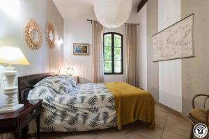 a bedroom with a bed and a window at En sales in Saint-Jean-Lherm