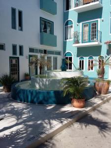 um edifício com uma fonte na frente em Delphinus Inn em Santa Cruz Huatulco