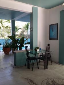uma sala de jantar com mesa e cadeiras em Delphinus Inn em Santa Cruz Huatulco