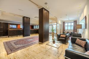 a living room with a couch and a table at Hotel IMLAUER & Bräu in Salzburg