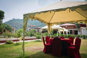 a table with red chairs under a tent at Manthali Park Inn in Rāmechhāp