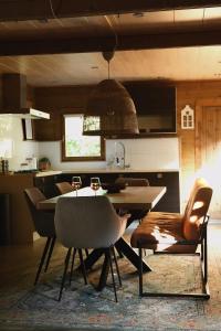 a kitchen with a dining room table and chairs at Het Leendernest in Leende