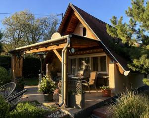 a house with a wooden roof and a patio at Harmónia és Béke Csopak in Csopak