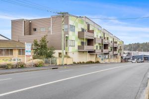 an empty street in front of a building at Montage Apartment + Views + Location + Car Parking in Bellerive +22 photos
