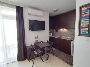 a small kitchen with a table and a kitchen gmaxwell gmaxwell gmaxwell gmaxwell gmaxwell at Comfy Home in Pomorie
