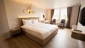 ein Hotelzimmer mit einem Bett und einem Fenster in der Unterkunft Zen Garten in Ahrensfelde