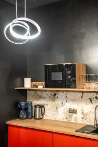 eine Küche mit einer Arbeitsplatte und einer Mikrowelle in der Unterkunft Apartament69 in Gliwice + 141 Fotos