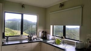 Virtuve vai virtuves zona naktsmītnē Kaipara Views Eco Lodge